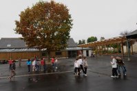 la cour sous la pluie... pas de chance pour aujourd'hui !
